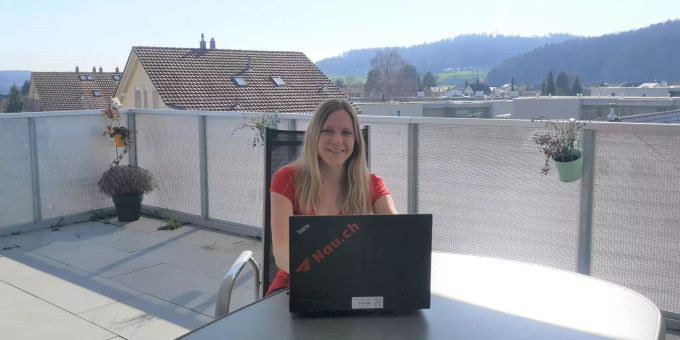 Nau-Lokalreporterin Chantal Siegenthaler geniesst beim Homeoffice die frühlingshaften Temperaturen. Chantal Siegenthaler