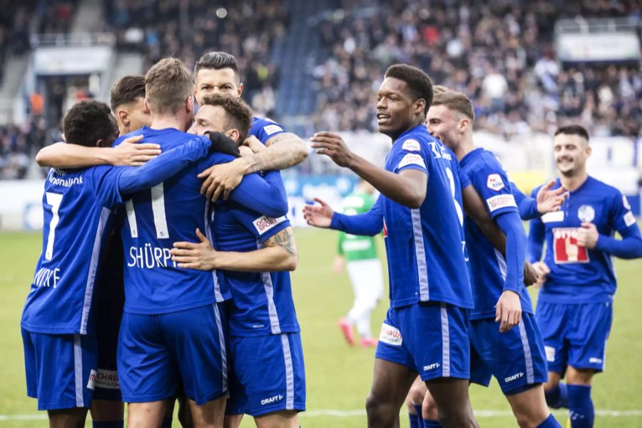 Die Spieler des FC Luzern jubeln nach dem Siegtreffer gegen den FCSG.