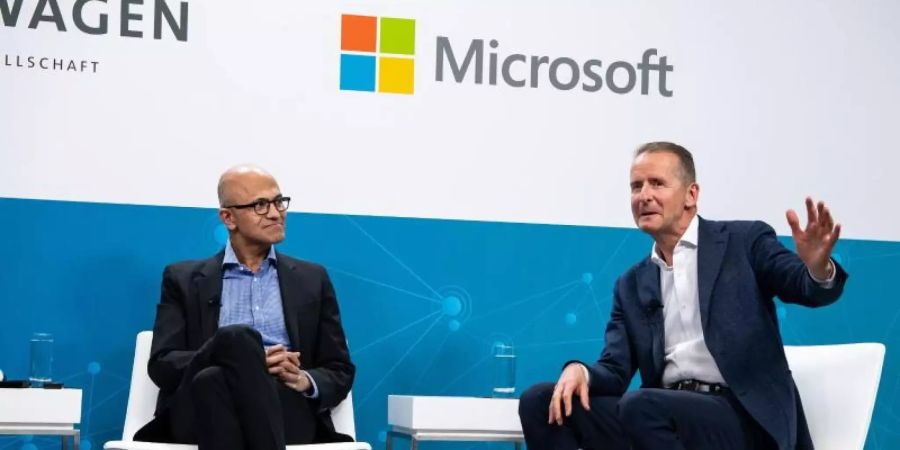 Bauen ihre strategische Partnerschaft aus: VW-Chef Herbert Diess (r) und Microsoft-CEO Satya Nadella. Foto: Bernd von Jutrczenka/dpa