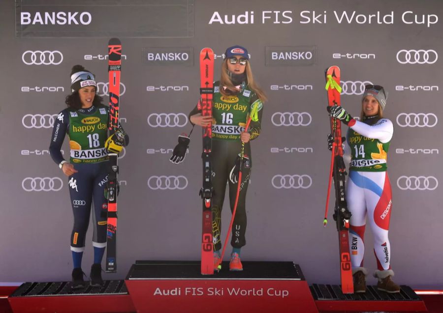 Joana Hählen (r.) auf dem Treppchen in Bansko (BUL) mit Federica Brignone (l.) und Mikaela Shiffrin (m.).