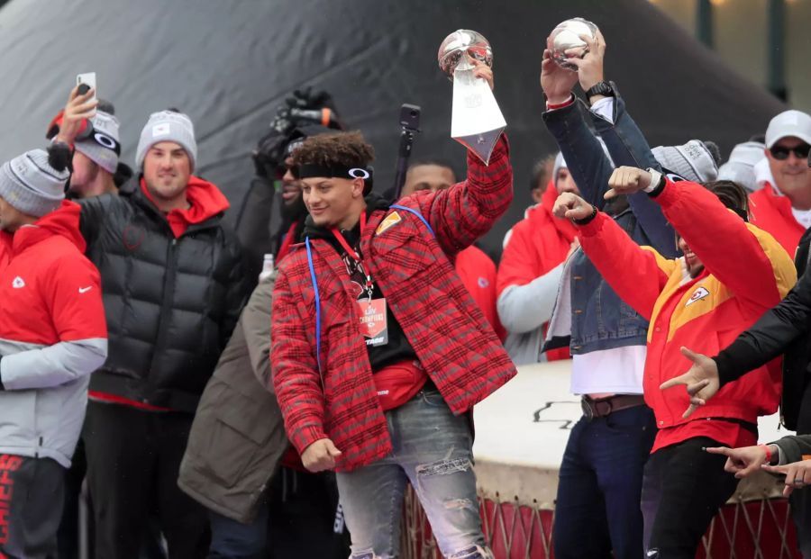 NFL-Quarterback und Chiefs-Superstar Patrick Mahomes präsentiert den Fans die Vince Lombardi Trophy.