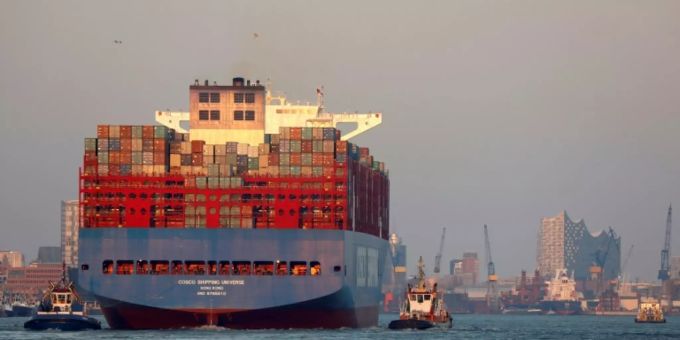 Ein Containerschiff im Hamburger Hafen. Tanker