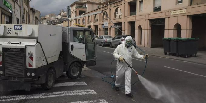 In Frankreich ist die Zahl der Corona-Opfer drastisch angestiegen. (AP Photo/Daniel Cole) Virus Outbreak France
