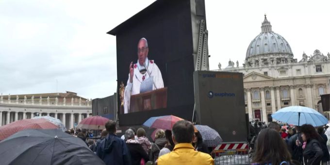 Der Kreuzweg findet dieses Jahr Corona-bedingt auf dem Petersplatz statt. Normalerweise findet sich der Papst im Kolosseum ein. kreuzweg