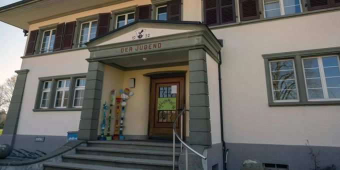 Gemeinde- und Schulhaus in Iffwil. Gemeinde- und Schulhaus in Iffwil.