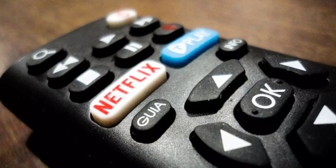 Eine Fernbedienung mit Netflix-Taste. netflix