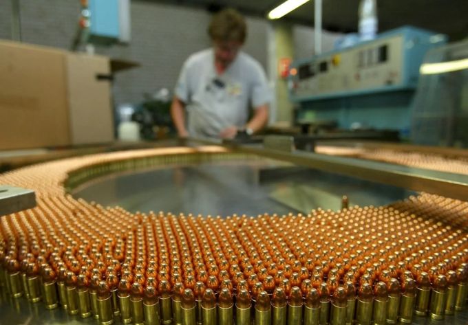 Ein Arbeiter kontrolliert in Thun in der Munitionsabteilung des Rüstungskonzerns Ruag, der Ruag Munition, die Herstellung von 9-Millimeter-Patronen. ruag
