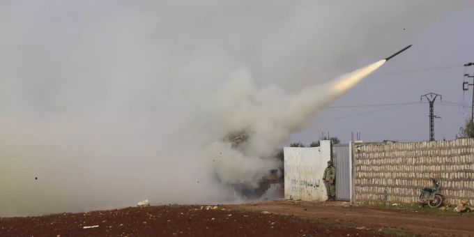 Soldaten feuern in Syrien eine Rakete ab. (Symbolbild) Syrien Rebellen