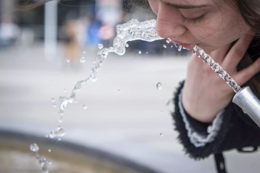 2 bis 3 Liter Wasser sollte man jeden Tag trinken.