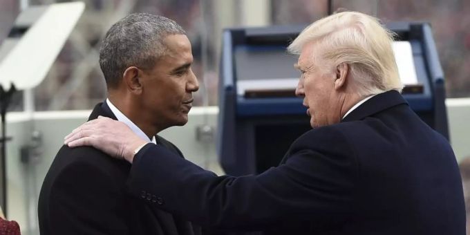 US-Präsident Donald Trump und sein Amtsvorgänger Barack Obama begrüssen sich 2017 zu Trumps Amtseinführung im Kapitol. Foto: Saul Loeb/Pool/Prensa Internacional via ZUMA/dpa Barack Obama Donald Trump