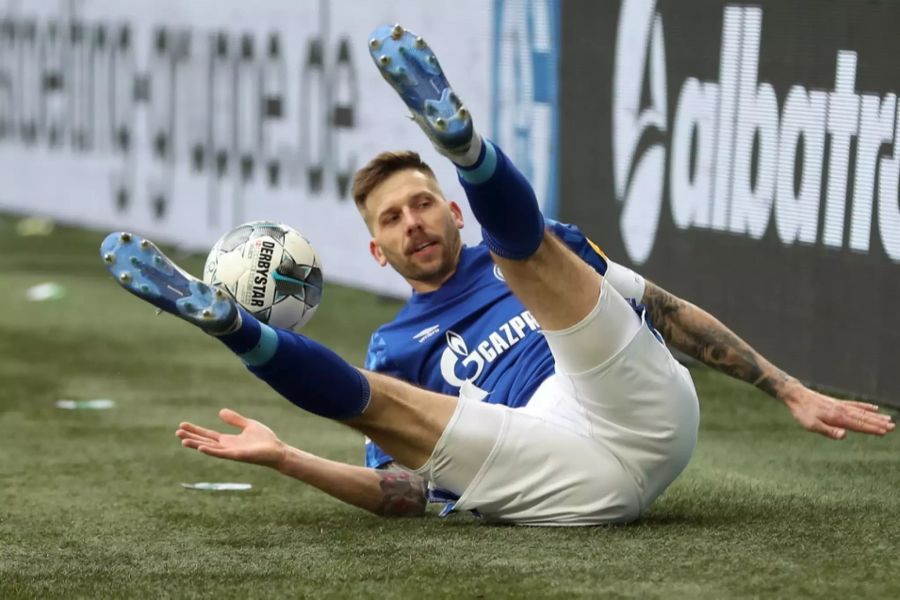 Schalkes Guido Burgstaller liegt am Boden. Seine Mannschaft holt gegen Hoffenheim einen Punkt.