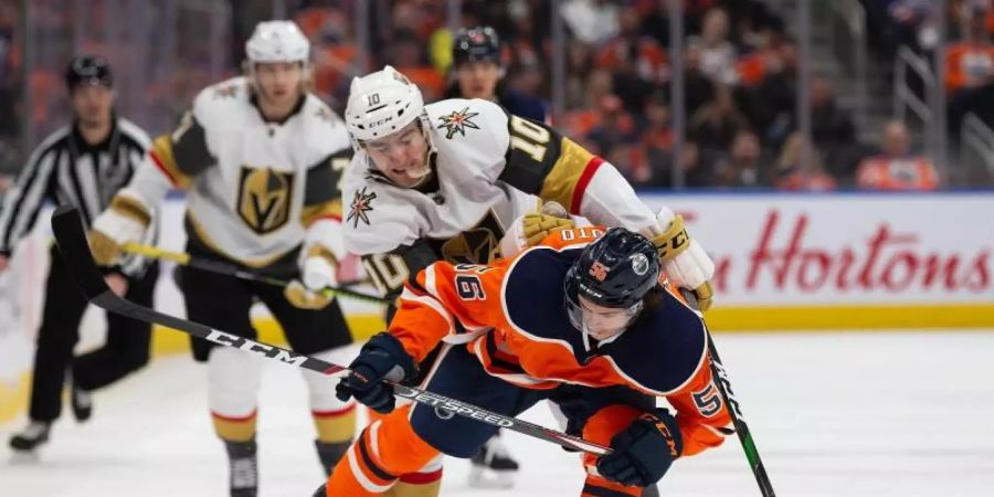 Kailer Yamamoto (r) von den Edmonton Oilers gegen Nicolas Roy von den Vegas Golden Knights. Foto: Kevin Goldy/The Canadian Press/AP/dpa