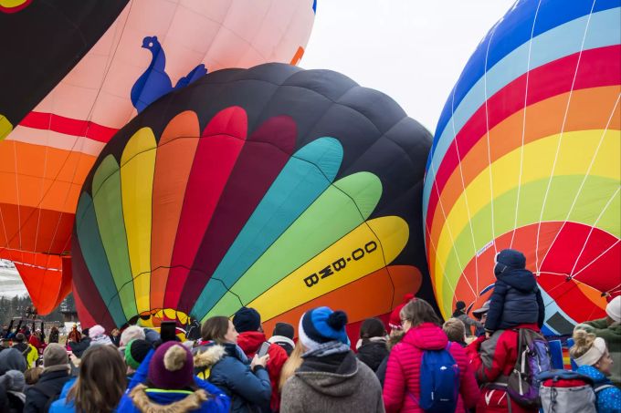Heissluftballons bereiten sich darauf vor im Skigebiet von Chateau-d'Oex in den Schweizer Alpen 2020 abzuheben. Chateau-d'Oex