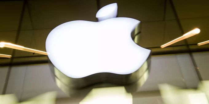 Das Apple Logo leuchtet an der Fassade eines Apple Stores. Apple iphone