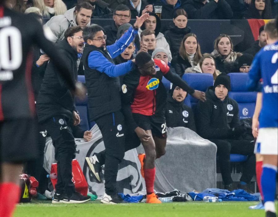 Er hatte auch noch ein Gerangel mit Schalkes Trainer David Wagner.