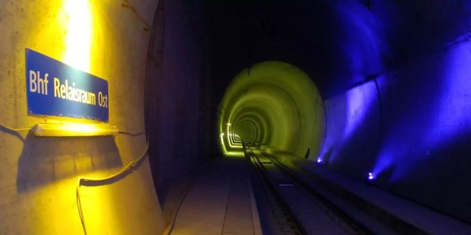 Aufnahme in der Mitte des Lötschberg-Basistunnels Lötschberg tunnel