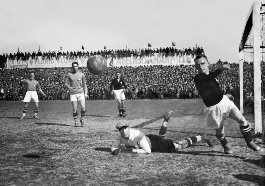 Max Abegglen, Mitbegründer von Xamax (r.) beim Länderspiel gegen Italien (0:3) in Genf im Jahr 1933.