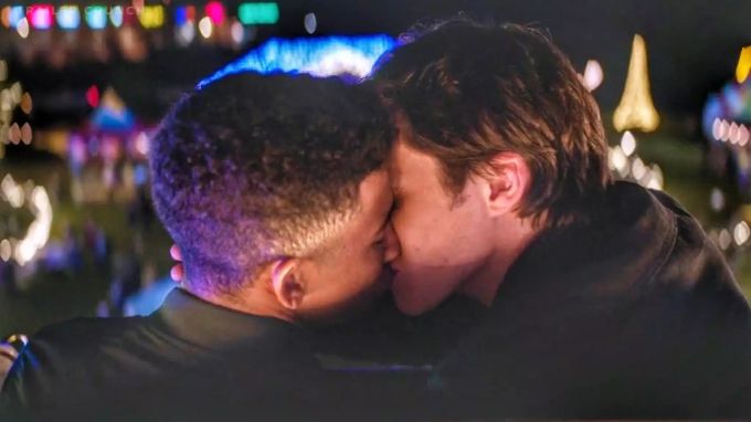 Schwule Küsse wie hier bei «Love, Simon» soll es auf der Streamingplattform Disney+ nicht zu sehen geben. Disney