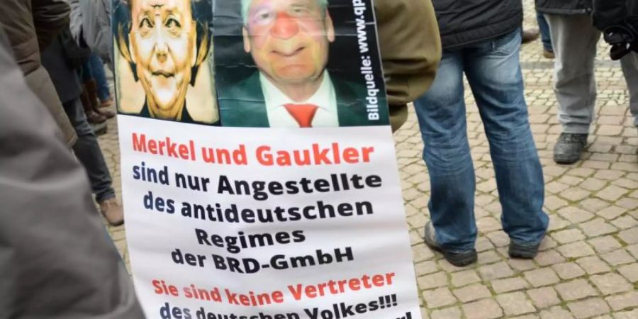 Pegida-Veranstaltung in Dresden: Angela Merkel und der damalige Bundespräsident Joachim Gauck sind in den Augen der islamfeindlichen Bewegung «Volksverräter». Foto: Arno Burgi