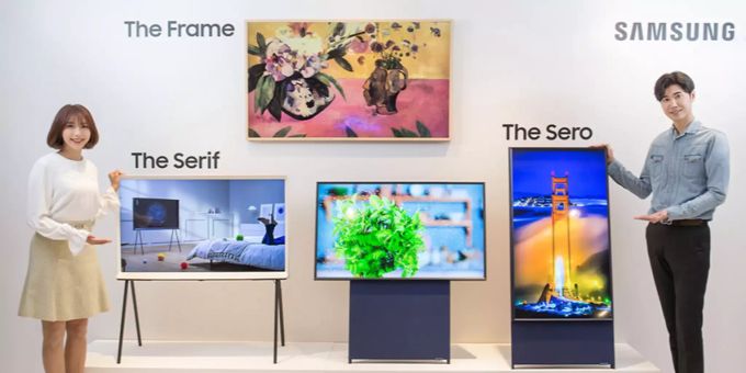 Zwei Personen stehen neben den neuen Samsung Fernsehern. Samsung Fernseher