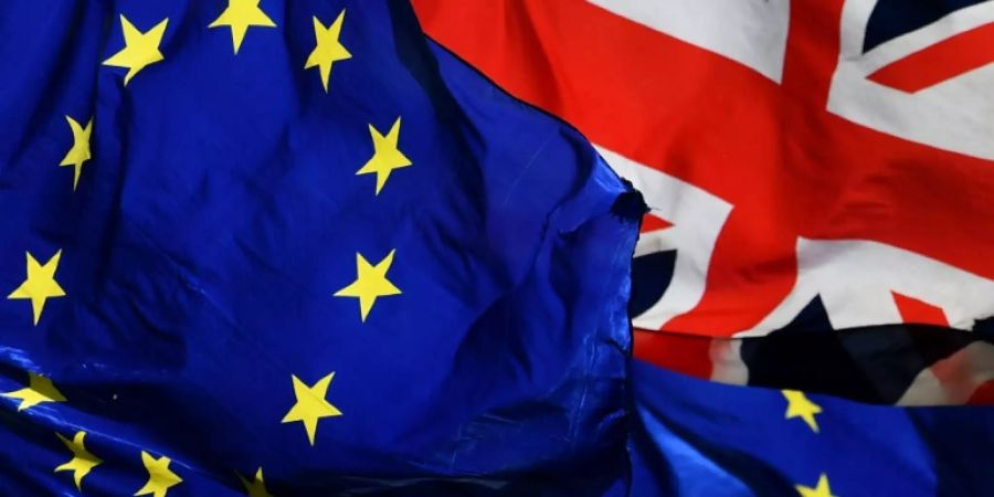 Flaggen der EU und Grossbritanniens