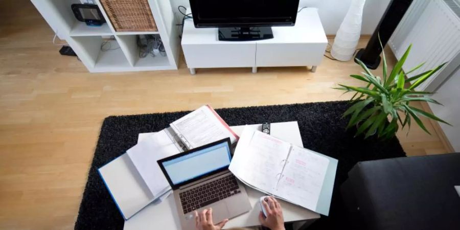 Eine Frau arbeitet an einem Laptop im Homeoffice. Foto: Daniel Naupold