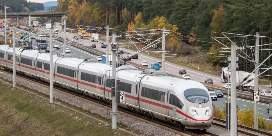 Unbekannte Täter hatten Anfang Oktober 2018 ein Stahlseil auf der Strecke zwischen Nürnberg und München gespannt. Foto: Daniel Karmann