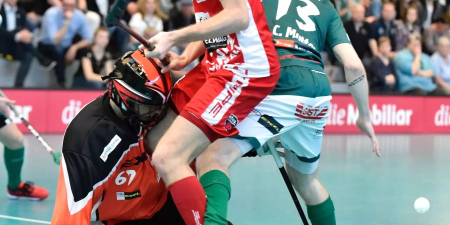 Hockeyspieler im Dreikampf auf dem Spielfeld