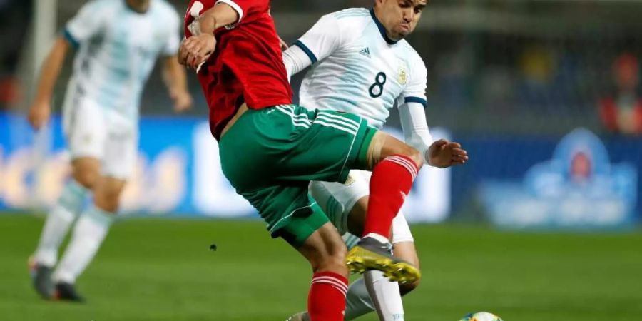 Der Argentinier Marcos Acuna (r) kämpft mit Khalid Boutaib aus Marokko um den Ball. Foto: Gusatavo Ortiz