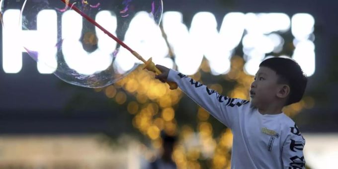 Die USA hatten Huawei auf eine schwarze Liste von Unternehmen gesetzt, deren Geschäftsbeziehungen zu US-Partnern strengen Kontrollen unterliegen. Foto: Ng Han Guan/AP Die USA hatten Huawei auf eine schwarze Liste von Unternehmen gesetzt, deren Geschäftsbeziehungen zu US-Partnern strengen Kontrollen unterliegen. Foto: Ng Han Guan/AP