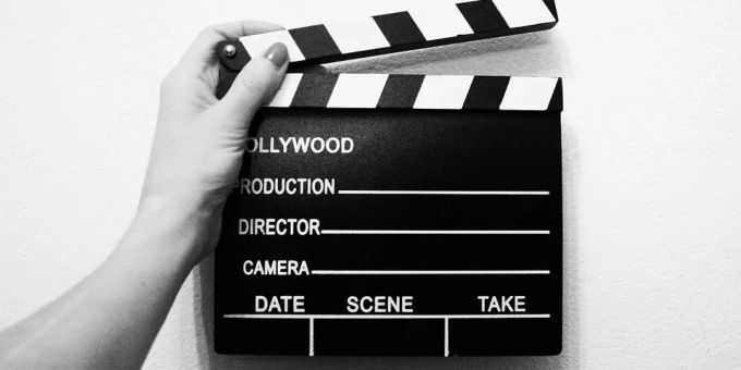 2018 führten rund bei der Hälfte vom Bundesamt für Kultur geförderten Spielfilme führen Frauen die Regie. Klappe