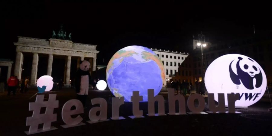 Earth Hour am Brandenburger Tor in Berlin 2015