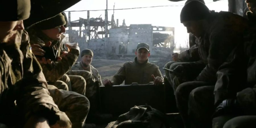 Soldaten im Osten des Landes auf der Fahrt zum Wahllokal