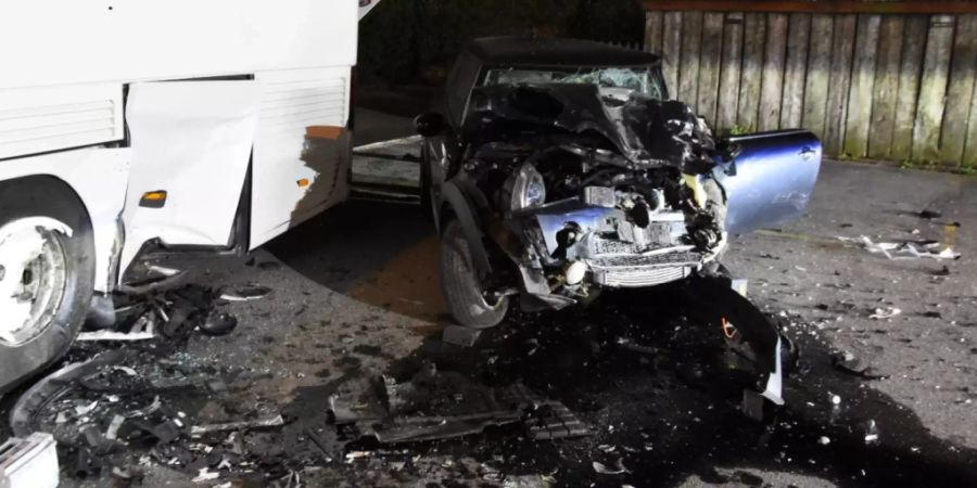 Die Österreicherin rammte den parkierten Reisecar, nachdem sie auf der Hauptstrasse die Kontrolle über ihr Auto verloren hatte.