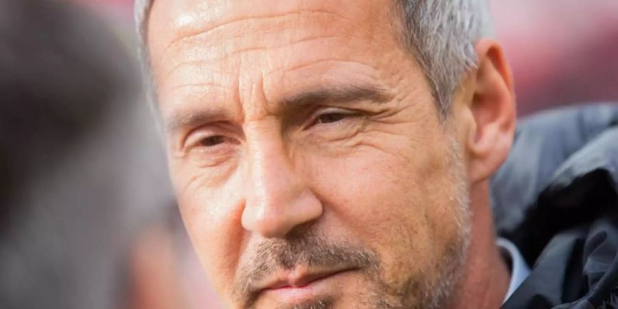 Das 1:6 in Leverkusen war ein «rabenschwarzer Tag» für Frankfurts Trainer Adi Hütter. Foto: Rolf Vennenbernd