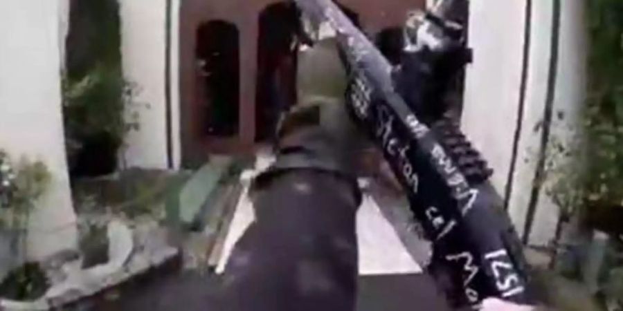 Im Internet kursierte ein Video des Angfriffs, das offenbar vom Täter stammt. Der Mann trug bei der brutalen Attacke eine Helmkamera. Foto: Tätervideo