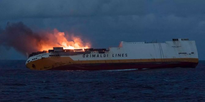 Containerschiff sinkend feuer