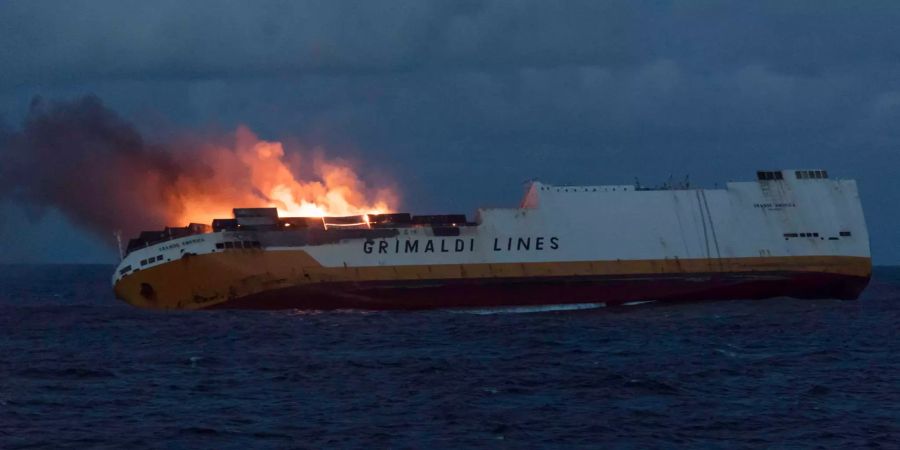 Containerschiff sinkend feuer
