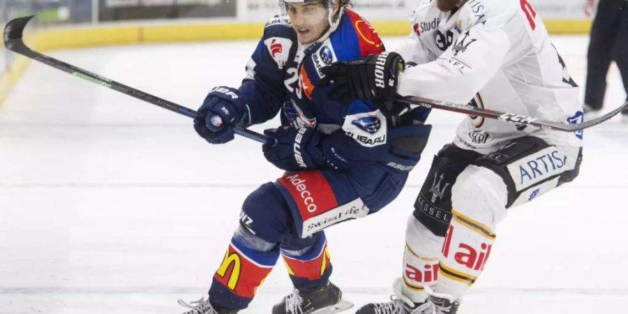 Roger Karrer (links) von den ZSC Lions setzt sich kraftvoll gegen Luganos Raffaele Sannitz durch