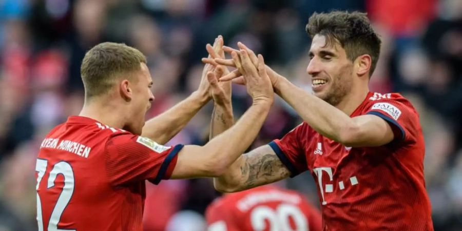 Bayerns Torschütze Javi Martinez (r) jubelt mit Joshua Kimmich über seinen Kopfballtreffer zum 1:0. Foto: Matthias Balk