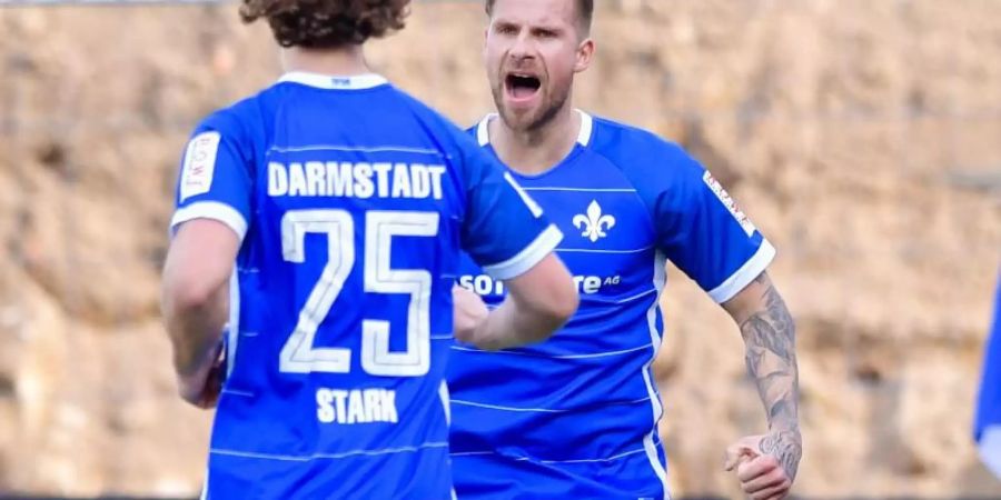 Darmstadts Torschütze Tobias Kempe (r) jubelt mit Yannick Stark über das Elfmeter-Tor zum 1:0 gegen Dynamo. Foto: Uwe Anspach