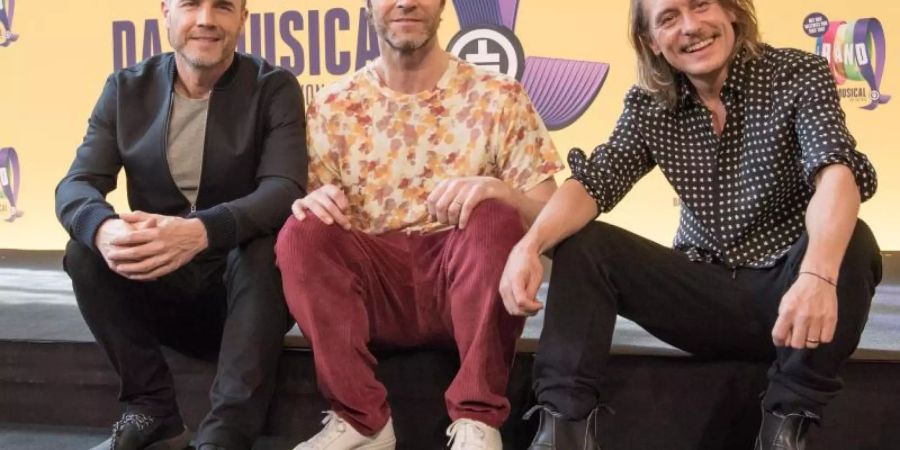 Entspannt im Hier und Jetzt: Gary Barlow (l-r), Howard Donald und Mark Owen. Foto: Jörg Carstensen