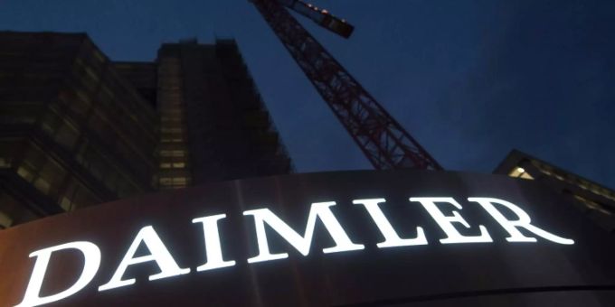 Daimler-Logo vor Kran. daimler