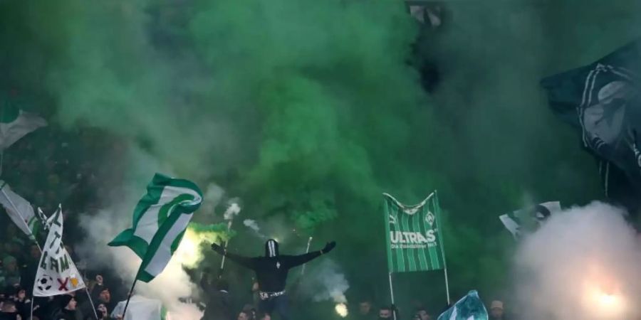 Die Werder-Fans brannten in Nürnberg am 2. Februar Rauchtöpfe und Bengalische Feuer ab. Foto: Daniel Karmann