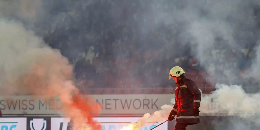 Ein Feuerwehrmann entfernt im Tourbillon einen Pyro-Wurfkörper.