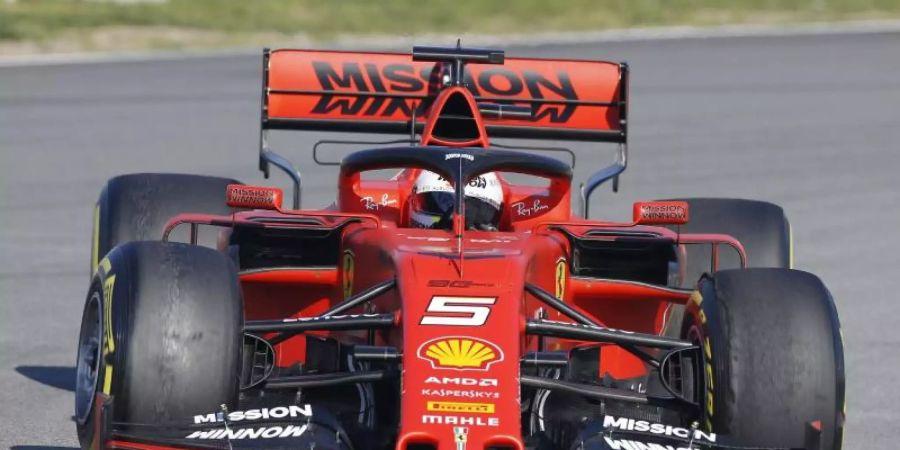 Sebastian Vettel verursachte mit seinem Ferrari einen Unfall. Foto: Joan Monfort/AP