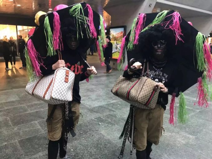 Marianne Küng und Doris Kreyenbühl gehen als «Good Price»-Verkäuferinnen an die Fasnacht. «Good Price»-Verkäuferinnen
