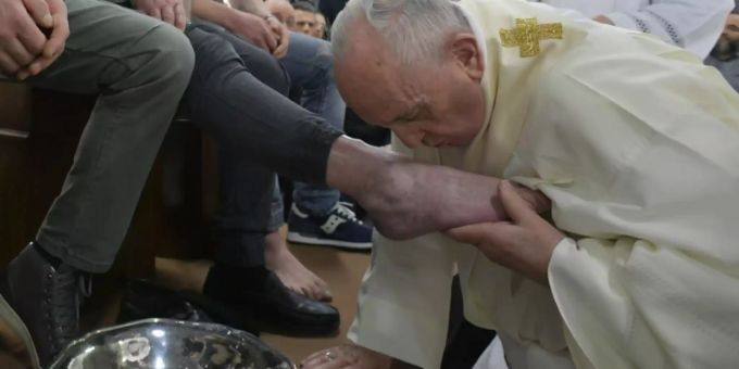 Der Papst Franziskus küsst einem Häftling die Füsse. (Archivbild) Der Papst küsst einem Häftling die Füsse