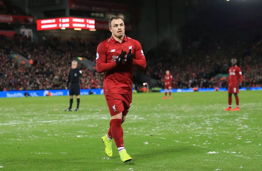 Xherdan Shaqiri applaudiert den Liverpool-Fans.