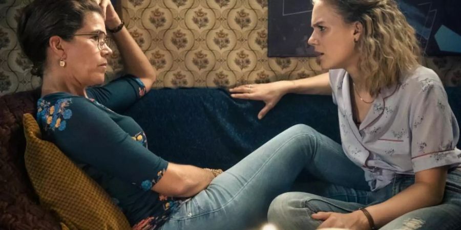 Anke Engelke (l) als Angela und Alicia von Rittberg als Teresa, die eine Idee für eine neue App hat. Foto: 20th Century Fox